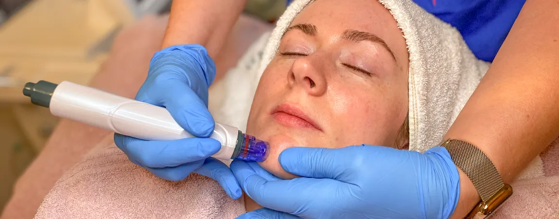 Frau bekommt eine Gesichtsbehandlung mit der Aquafacial-Methode